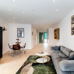 Roots One - Lakeview Escape With Balcony & Parking Apartament